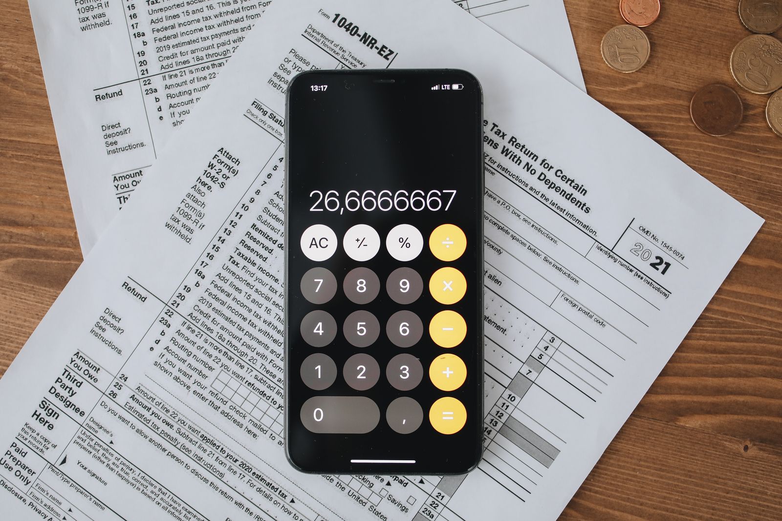 Formulários de imposto americano com calculadora sobre mesa de madeira